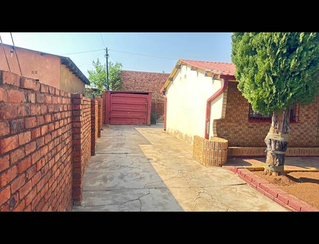 2 BEDROOM HOUSE FOR SALE IN MABOPANE  UNIT B